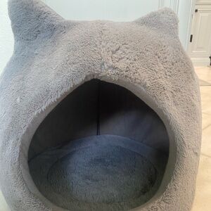 Fuzzy cat bed
